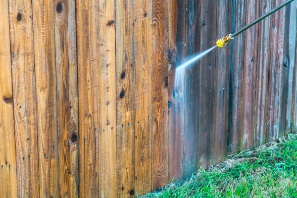 Fence Washing in La Crosse