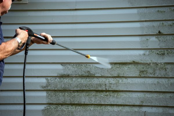Cost of Vinyl Siding Power Washing in La Crosse