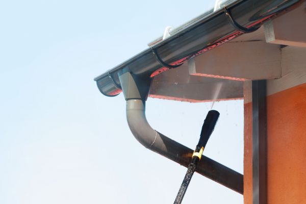 Eaves Power Washing in La Crosse